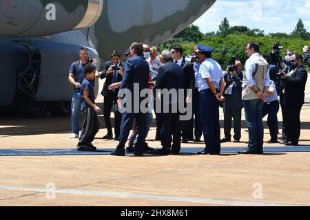 Brasilia, Brasile. 10th Mar 2022. Brasília, DF - 10.03.2022: BRASILEIROS REPATRIADOS CHEGAM NO BRASIL - questo Giovedi (10) il presidente Jair Bolsonaro accompagna l'arrivo in Brasile di brasiliani rimpatriati che sono fuggiti dalla guerra in Ucraina e sono a Varsavia, la capitale della Polonia. (Foto: Antonio Molina/Fotoarena) Credit: Foto Arena LTDA/Alamy Live News Foto Stock