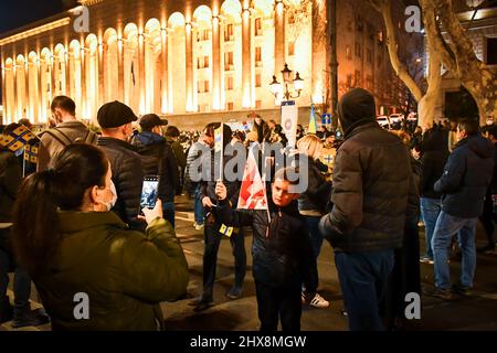 Tbilisi, Georgia - 1st marzo, 2022: : Centinaia di persone stanno per il popolo ucraino contro l'attacco e l'invasione delle truppe russe sull'Ucraina Foto Stock