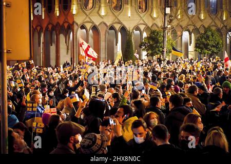 Tbilisi, Georgia - 1st marzo, 2022: : Centinaia di persone stanno per il popolo ucraino contro l'attacco e l'invasione delle truppe russe sull'Ucraina Foto Stock