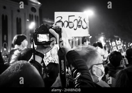 Tbilisi, Georgia - 1st marzo, 2022: Fotografo prendere foto del poster in strada protesta nella capitale della Georgia Tbilisi Foto Stock