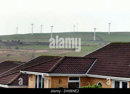 Il villaggio di Gilfach Goch vicino a Tonyrefail, che è suurodondati da parchi eolici. Turbine sul lato Hendreforgan del villaggio Foto di Richard W. Foto Stock