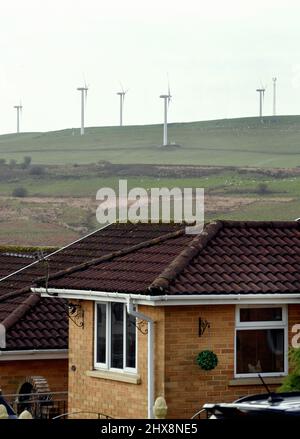 Il villaggio di Gilfach Goch vicino a Tonyrefail, che è suurodondati da parchi eolici. Turbine sul lato Hendreforgan del villaggio Foto di Richard W. Foto Stock