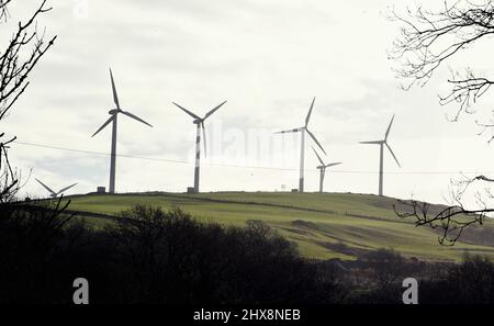 Il villaggio di Gilfach Goch vicino a Tonyrefail, che è suurodondati da parchi eolici. Turbine sul lato Hendreforgan del villaggio Foto di Richard W. Foto Stock