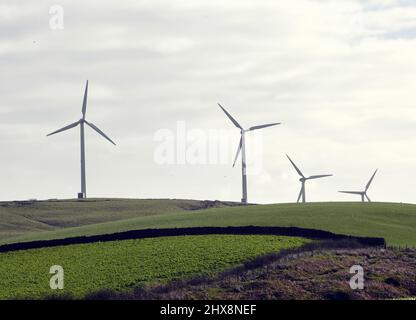 Il villaggio di Gilfach Goch vicino a Tonyrefail, che è suurodondati da parchi eolici. Turbine sul lato Hendreforgan del villaggio Foto di Richard W. Foto Stock