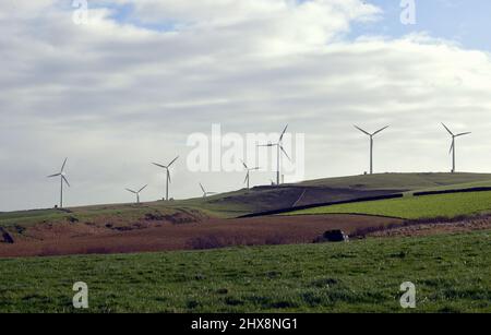 Il villaggio di Gilfach Goch vicino a Tonyrefail, che è suurodondati da parchi eolici. Turbine sul lato Hendreforgan del villaggio Foto di Richard W. Foto Stock