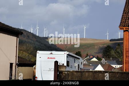 Il villaggio di Gilfach Goch vicino a Tonyrefail, che è suurodondati da parchi eolici. Turbine sulla fattoria eolica di Pant Y Wal in Gilfach Goch Picture by Rich Foto Stock