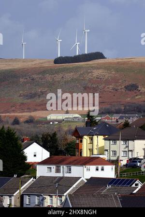 Il villaggio di Gilfach Goch vicino a Tonyrefail, che è suurodondati da parchi eolici. Turbine sulla fattoria eolica di Pant Y Wal in Gilfach Goch Picture by Rich Foto Stock