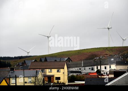 Il villaggio di Gilfach Goch vicino a Tonyrefail, che è suurodondati da parchi eolici. Turbine sulla fattoria eolica di Pant Y Wal in Gilfach Goch Picture by Rich Foto Stock