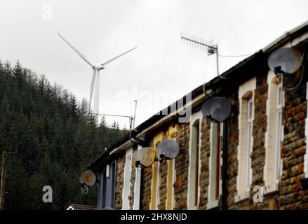 Il villaggio di Gilfach Goch vicino a Tonyrefail, che è suurodondati da parchi eolici. Turbine sulla fattoria eolica di Pant Y Wal in Gilfach Goch Picture by Rich Foto Stock