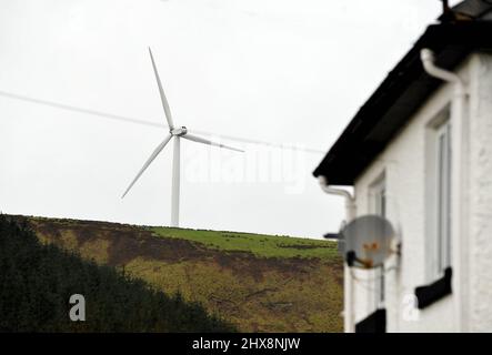 Il villaggio di Gilfach Goch vicino a Tonyrefail, che è suurodondati da parchi eolici. Turbine sulla fattoria eolica di Pant Y Wal in Gilfach Goch Picture by Rich Foto Stock