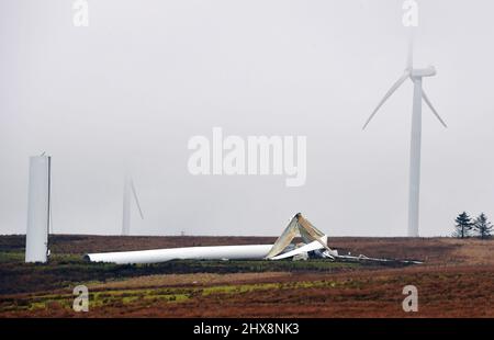 Il villaggio di Gilfach Goch vicino a Tonyrefail, che è suurodondati da parchi eolici. Una turbina alla fattoria eolica di Pant Y Wal a Gilfach Goch, la camma della turbina Foto Stock