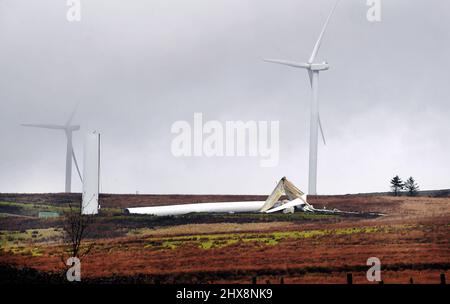 Il villaggio di Gilfach Goch vicino a Tonyrefail, che è suurodondati da parchi eolici. Una turbina alla fattoria eolica di Pant Y Wal a Gilfach Goch, la camma della turbina Foto Stock