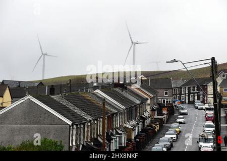 Il villaggio di Gilfach Goch vicino a Tonyrefail, che è suurodondati da parchi eolici. Foto di Richard Williams Foto Stock