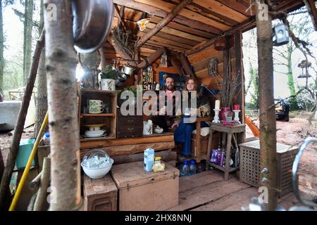 La coppia di Abergavenny vive fuori dalla griglia per £25 al mese, Foto Stock