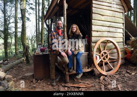 La coppia di Abergavenny vive fuori dalla griglia per £25 al mese, Foto Stock