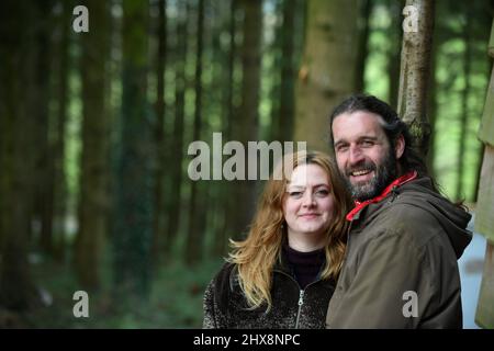 La coppia di Abergavenny vive fuori dalla griglia per £25 al mese, Foto Stock