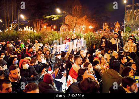 Tbilisi, Georgia - 1st marzo, 2022: : Centinaia di persone stanno per il popolo ucraino contro l'attacco e l'invasione delle truppe russe sull'Ucraina Foto Stock