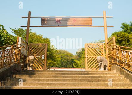 Scale di ingresso e cartello per il centro culturale Shaolin Wushu di Hong Kong, Tai o, Cina. Luogo di belle arti marziali. Vuoto, nessuno si sta allenando Foto Stock
