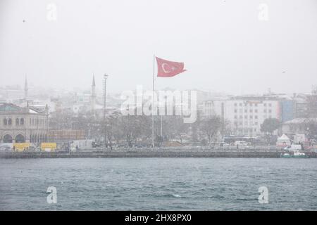 Istanbul, Turchia. 10th Mar 2022. 10 marzo 2022: Vista della costa di Kadikoy sotto la nevicata pesante nelle ore serali a Istanbul, Turchia il 10 marzo 2022. La nevicata, iniziata ieri e continua a intermittenza, continua a Istanbul. Dopo gli avvertimenti della direzione Generale della Meteorologia, la nevicata, iniziata ieri nelle zone alte della città e continuata in alcune regioni per tutta la notte, aumentò il suo effetto nelle ore del mattino. Nevicate varie durante tutto il giorno. (Credit Image: © Tolga Ildun/ZUMA Press Wire) Credit: ZUMA Press, Inc./Alamy Live News Foto Stock