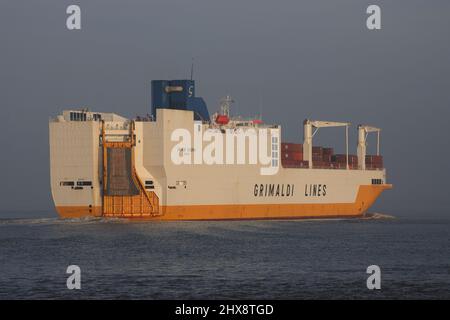 La nave cargo ConRo grande Nigeria passa Terneuzen il 15 gennaio 2022 e si dirige verso Foto Stock