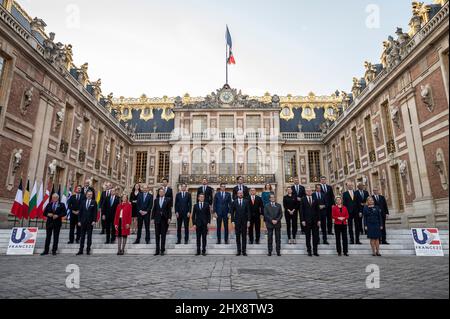 Versailles, Francia . 10th Mar 2022. Il presidente francese Emmanuel Macron e i leader dell'UE propongono la tradizionale foto di gruppo "foto di famiglia" all'inizio di una riunione informale dei capi di Stato e di governo dell'Unione europea, per discutere le conseguenze dell'invasione russa in Ucraina, a Versailles, nei pressi di Parigi, Francia, Il 10 marzo, 2022. Photo by Eliot Blondt/ABACAPRESS.COM Credit: Abaca Press/Alamy Live News Foto Stock