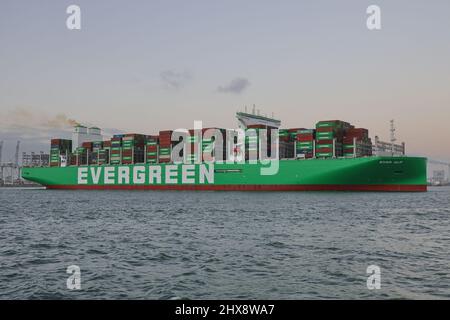 La nave container Ever Alp lascia il porto di Rotterdam il 30 gennaio 2022. Foto Stock