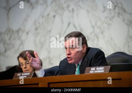 Washington DC, USA . 10th Mar 2022. Il senatore degli Stati Uniti Mark Warner (democratico della Virginia), Presidente, Comitato di selezione del Senato degli Stati Uniti sull'intelligenza, interroga il gruppo di testimoni durante un comitato di selezione del Senato sull'audizione di intelligence per esaminare le minacce in tutto il mondo, nell'edificio dell'ufficio del Senato di Hart a Washington, DC, giovedì 10 marzo 2022. Credit: Rod Lammey/CNP /MediaPunch Credit: MediaPunch Inc/Alamy Live News Foto Stock