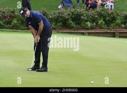 Ponte Vedra Beach, USA. 10th Mar 2022. Patrick Reed si mette sulla 16th buca nel primo round del Campionato GIOCATORI sul campo Stadium al TPC Sawgrass di Ponte Vedra Beach, Florida, giovedì 10 marzo 2022. Foto di Joe Marino/UPI Credit: UPI/Alamy Live News Foto Stock