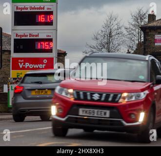 Halifax, West Yorkshire, Regno Unito. 10th marzo 2022. I prezzi della benzina presso una stazione di benzina Shell, Halifax, West Yorkshire, Inghilterra, UK Shell ha annunciato piani per ritirarsi dal petrolio e dal gas russo in un esodo di grandi aziende britanniche dalla Russia dopo la sua invasione dell'Ucraina. Tuttavia, Shell ha proseguito martedì, affermando che cesserà tutti gli acquisti in loco di petrolio e gas russo, nonché la chiusura di 500 stazioni di servizio, le sue operazioni di carburanti e lubrificanti per aviazione in Russia. Credit: Windmill Images/Alamy Live News Foto Stock