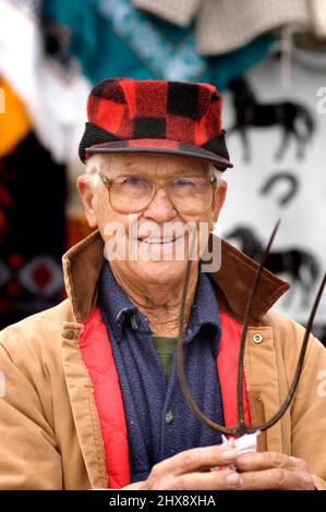 Coltivatore a swap meet in Paese Amish di Ohio, vendita di ciò che egli ha per i redditi in caduta dell'anno di coltivazione Foto Stock