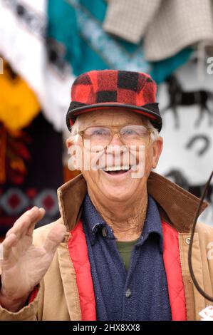 Coltivatore a swap meet in Paese Amish di Ohio, vendita di ciò che egli ha per i redditi in caduta dell'anno di coltivazione Foto Stock