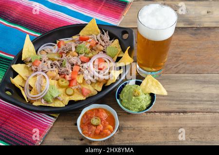 Vassoio con nachos, salse e birra. Foto Stock