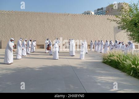 ABU DHABI, Emirati Arabi Uniti - 14 MAGGIO 2021: Danza tradizionale maschile degli Emirati al Ayalah al Festival di al Hosn Foto Stock