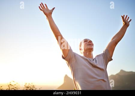 Quello era uno degli allenamenti più duri. Scatto di un giovane che celebra la fine del suo allenamento. Foto Stock