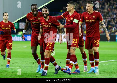 Arnhem, Paesi Bassi. 10th Mar 2022. ARNHEM, PAESI BASSI - MARZO 10: Sergio Oliveira di AS Roma festeggia il suo traguardo con Tammy Abraham di AS Roma, Gianluca Mancini (c) DI AS Roma, Nicolo Zaniolo di AS Roma durante la UEFA Europa Conference League, fase Knockout, 1/8 Finals Match tra Vitesse e AS Roma a Gelredome il 10 marzo 2022 ad Arnhem, Paesi Bassi (Photo by Marcel ter Bals/Orange Pictures) Credit: Orange Pics BV/Alamy Live News Foto Stock