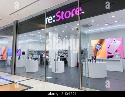 Mosca, Russia, Marzo 2022: Ingresso a re: Negozio - Apple hardware store e centri di assistenza in Russia. Nessun acquirente, venditore all'interno. Foto Stock