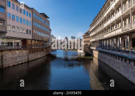 I turisti ammirano l'atmosfera vicino al fiume Pegnitz nella città vecchia di Norimberga Foto Stock