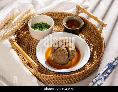 Palla di manzo fritta con cipolla primaverile e salsa in un piatto vista laterale Street Food Thailandia Foto Stock