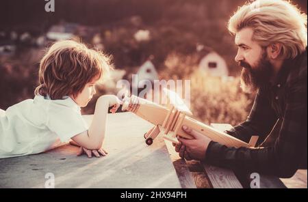 Felice padre e figlio con i sogni di viaggio aereo. Papà giorno del bambino. Foto Stock