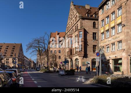 Persone che camminano su vicoli stretti tra edifici storici nella città vecchia di Norimberga Foto Stock