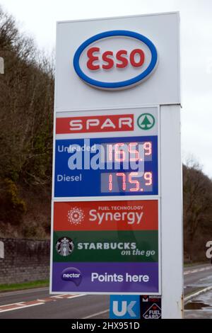 I prezzi della benzina sulla stazione esso firmano senza piombo 165,9 per litro diesel 175,9 per litro il 10 marzo 2022 nel Carmarthenshire Galles Regno Unito KATHY DEWITT Foto Stock