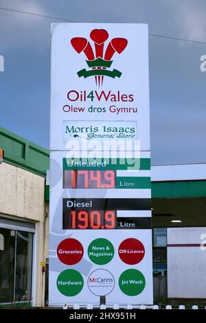 I prezzi della benzina Oil4Wales sono indicati come senza piombo 174,9 per litro diesel 190,9 per litro il 10 marzo 2022 nel Carmarthenshire rurale Galles UK KATHY DEWITT Foto Stock