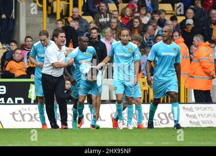 Will Miller di Burton Albion festeggia dopo aver segnato un gol per farlo 1-1 con il manager Nigel Clough. Wolverhampton Wanderers / Burton Albion a Molineux 10/09/2016 - Campionato Sky Bet Foto Stock