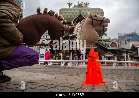 Mosca, Russia. 5th marzo, 2022 partecipanti al Festival di Hobbyhorsing nel Cremlino di Izmailovsky durante la formazione prima di iniziare il concorso a Mosca, Russia. Lo sport hobbyhorsing simula i tradizionali eventi equestri, tra cui la competizione nel dressage e il salto con lo spettacolo, facendo un cavallo immaginario Foto Stock