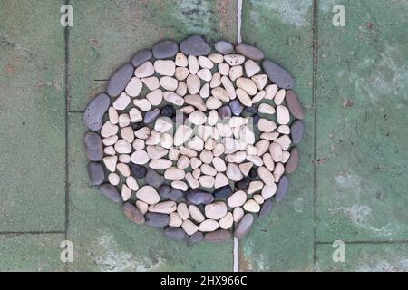 Faccia sorridente fatta di pietre Foto Stock