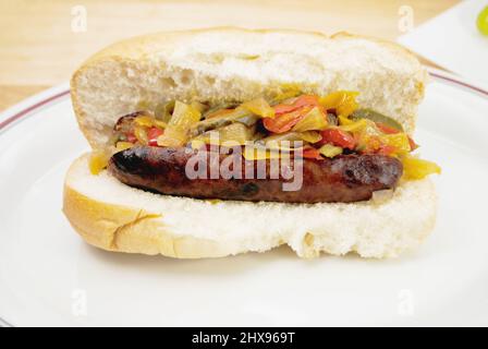 Sandwich con salsiccia calda con peperoni fritti e cipolle Foto Stock