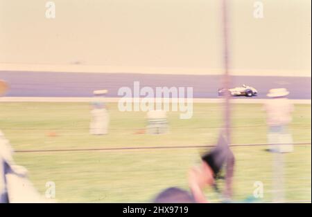 Guardando la gara 1963 di Indianapolis 500 dalla pista di gara infield ca. 1963 Foto Stock