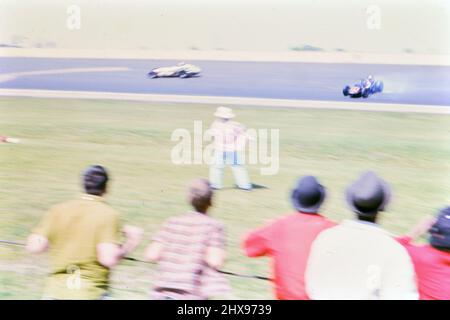 Guardando la gara 1963 di Indianapolis 500 dalla pista di gara infield ca. 1963 Foto Stock