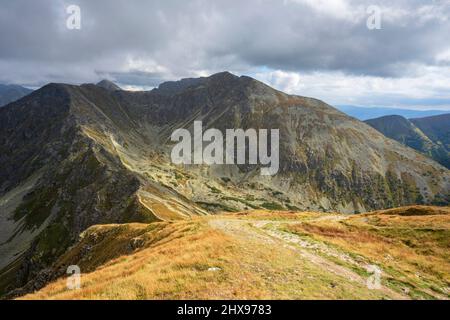 Tatra Occidentale in Slovacchia. La vista dal picco di Salatin. Foto Stock