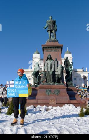 Helsinki, Finlandia - 26 febbraio 2022: Dimostratore in un raduno contro l’aggressione militare e l’occupazione russa dell’Ucraina con l’aiuto dell’Ucraina - Foto Stock